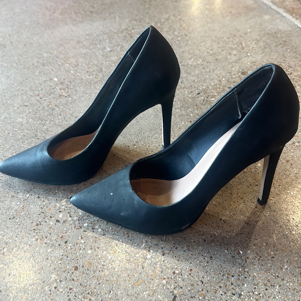 Black Pumps